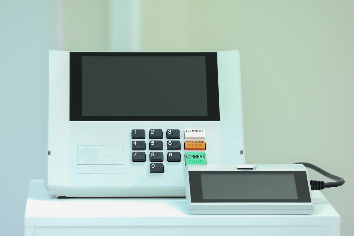 Urna electrónica brasileña modelo UE2020, con pantalla y teclado numérico con las teclas Branco, Corrige y Confirma.
